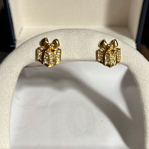 Avon Christmas Present pierced earrings - Picture 1 of 4